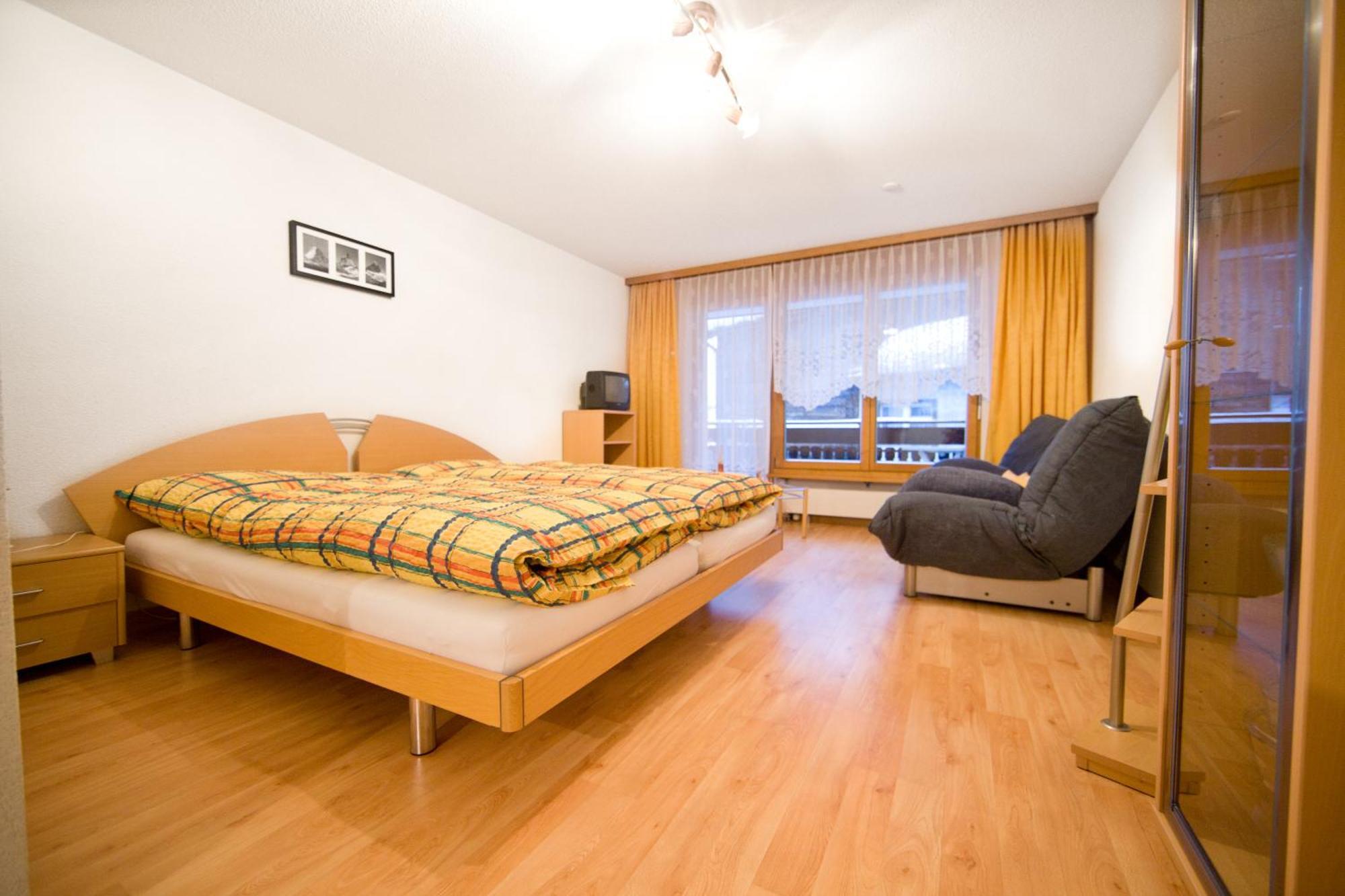 Haus Perelia C Apartment Zermatt Bagian luar foto