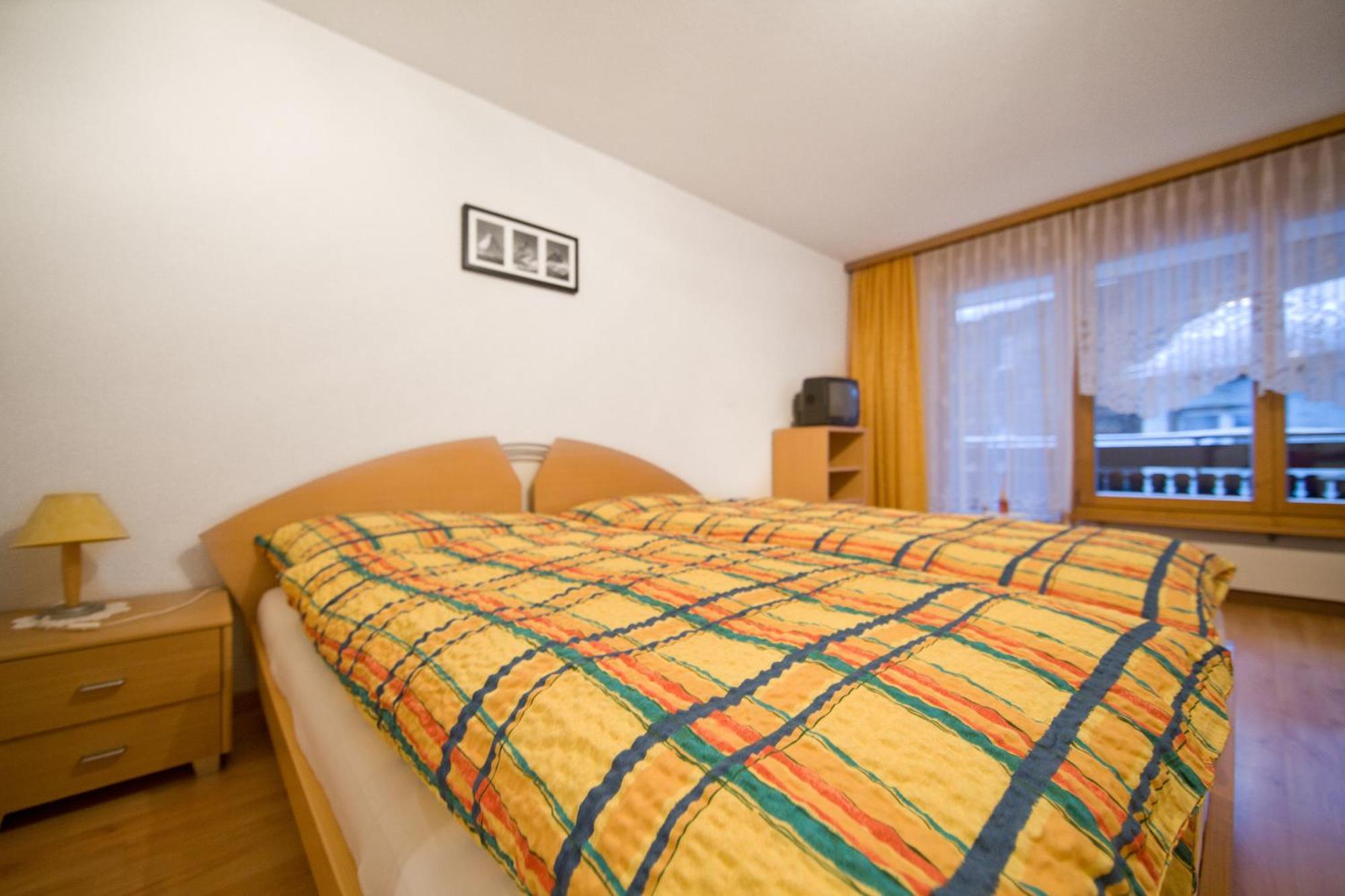 Haus Perelia C Apartment Zermatt Bagian luar foto